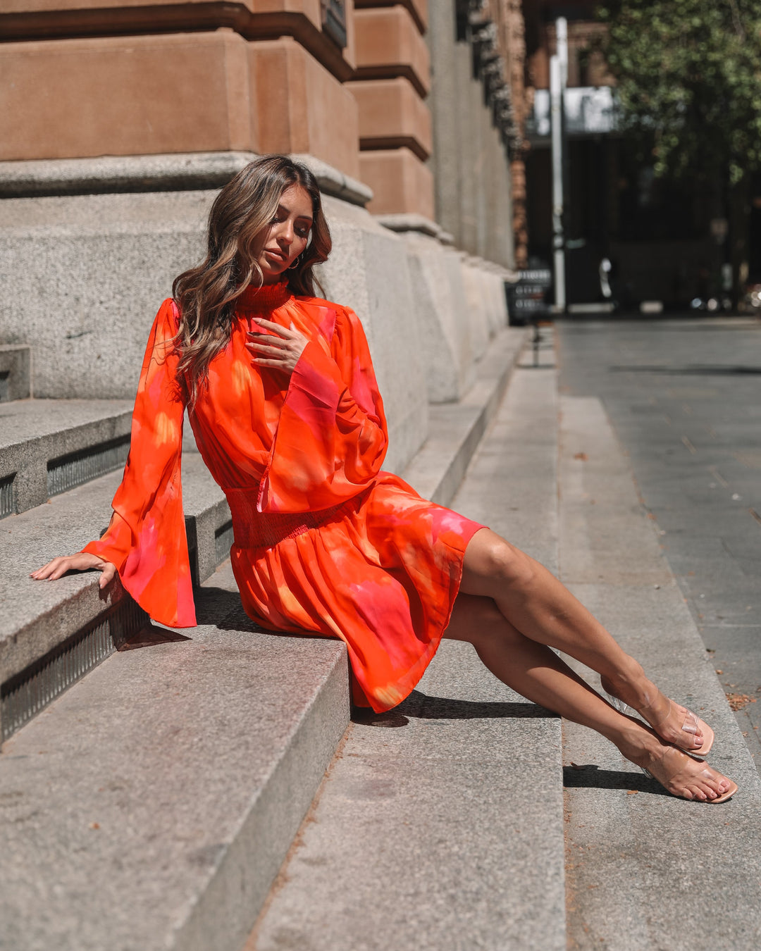 Dames | Daenerys Jurk | Oranje Print | Hoge Halslijn | Trompetmouwen | Mini Lengte