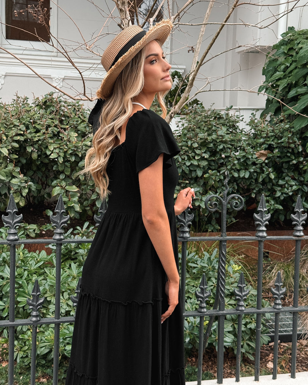 Zwarte Midi Jurk | V-Hals | Ruches Rok | Elastische Schouders | Ontspannen Pasvorm