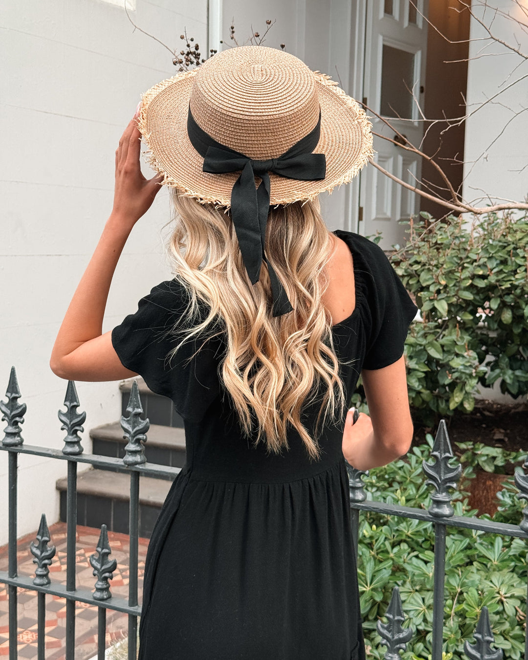 Zwarte Midi Jurk | V-Hals | Ruches Rok | Elastische Schouders | Ontspannen Pasvorm