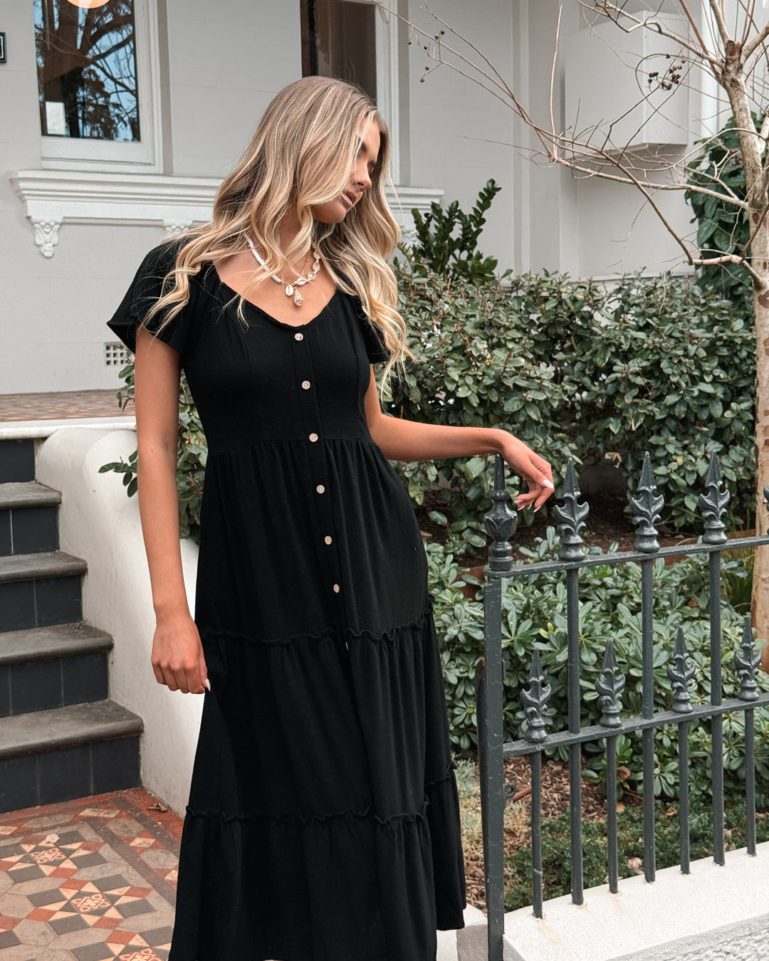 Zwarte Midi Jurk | V-Hals | Ruches Rok | Elastische Schouders | Ontspannen Pasvorm