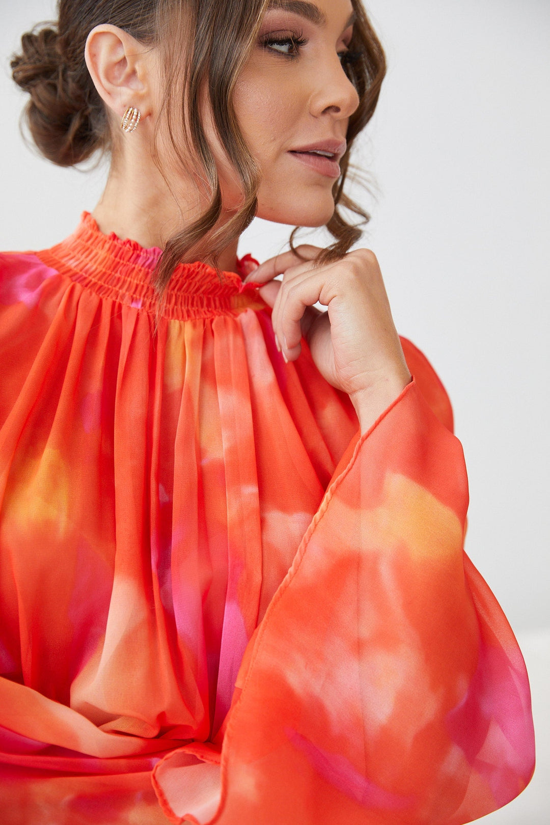 Dames | Daenerys Jurk | Oranje Print | Hoge Halslijn | Trompetmouwen | Mini Lengte