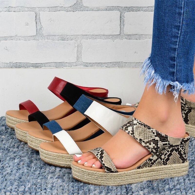 Zomer dames sandalen op een platform