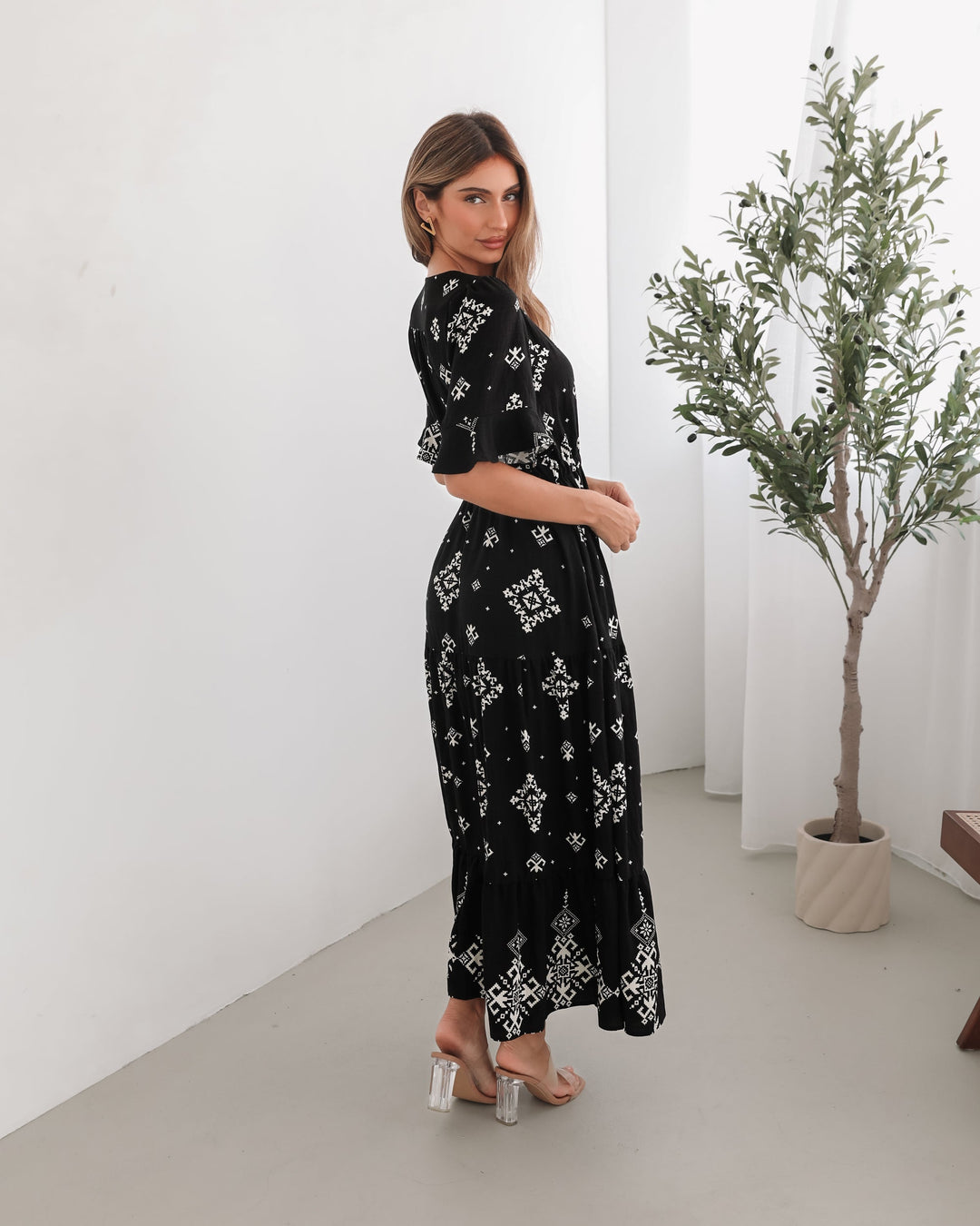 Dames | Ortensia Jurk | Zwart Print | V-Hals | Korte Flodder Mouwen | Midi Lengte