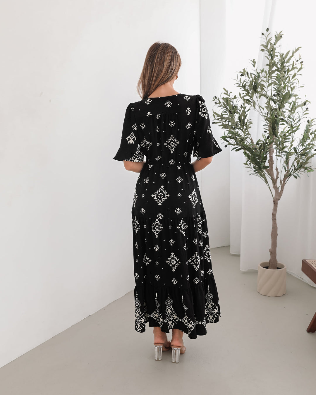 Dames | Ortensia Jurk | Zwart Print | V-Hals | Korte Flodder Mouwen | Midi Lengte