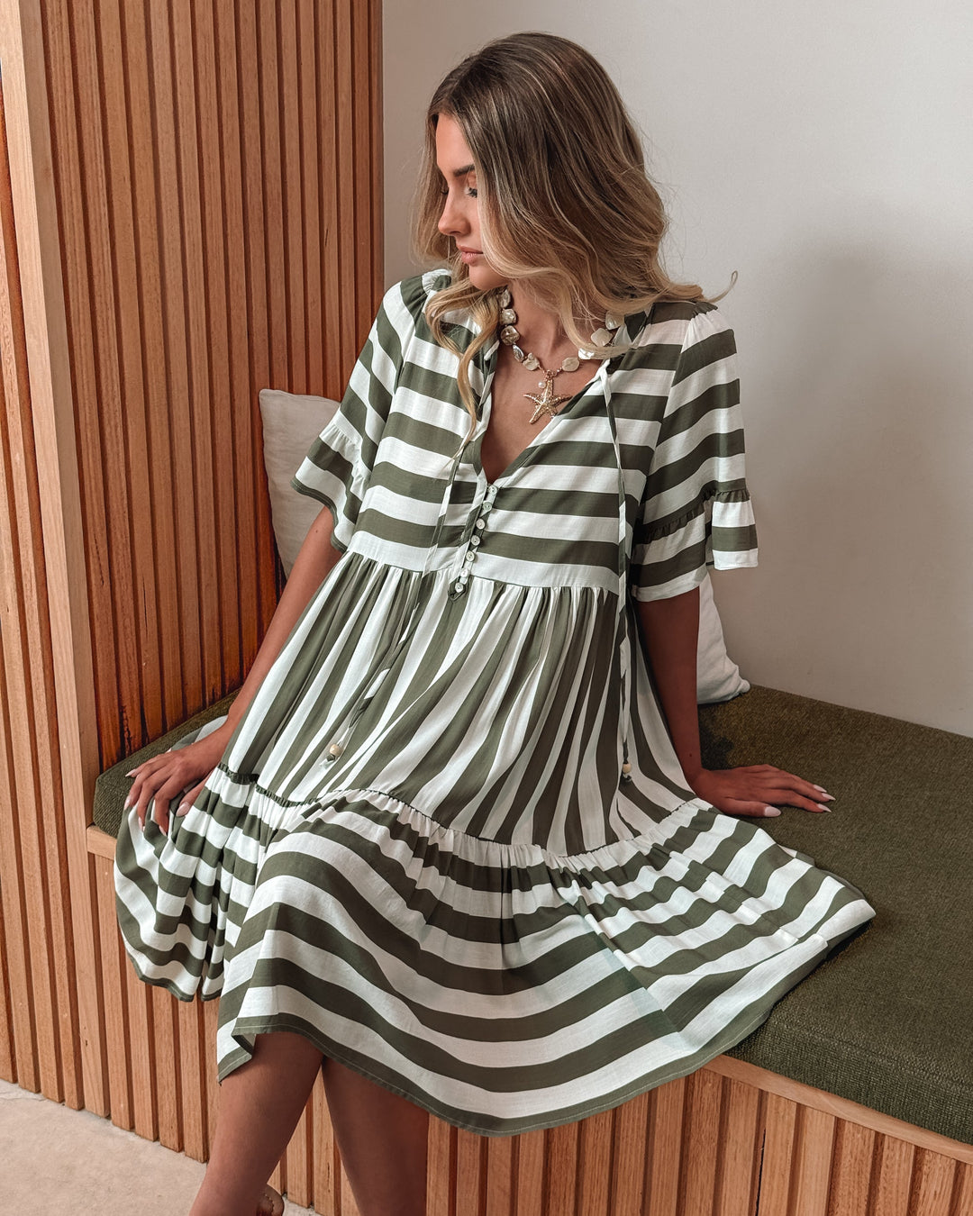 Vrouw | Jurk | Strik Halslijn | Knoopsluiting | Flodder Mouwen | Gelaagde Rok | Knie Lengte | Streep