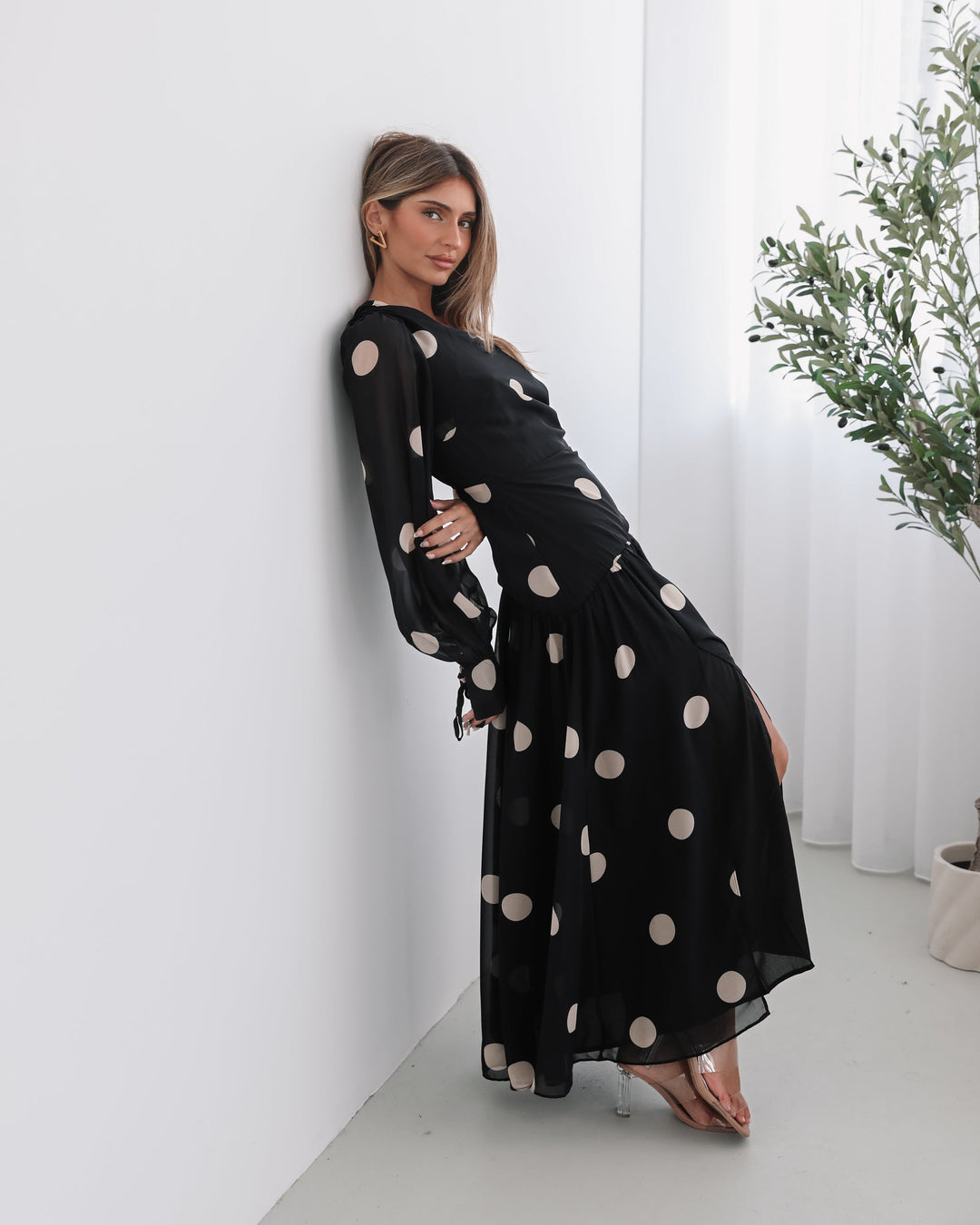 Dames | Serenella Jurk | Schouderhalslijn | Eén Lange Mouw | Ruches Taille | Maxi Lengte