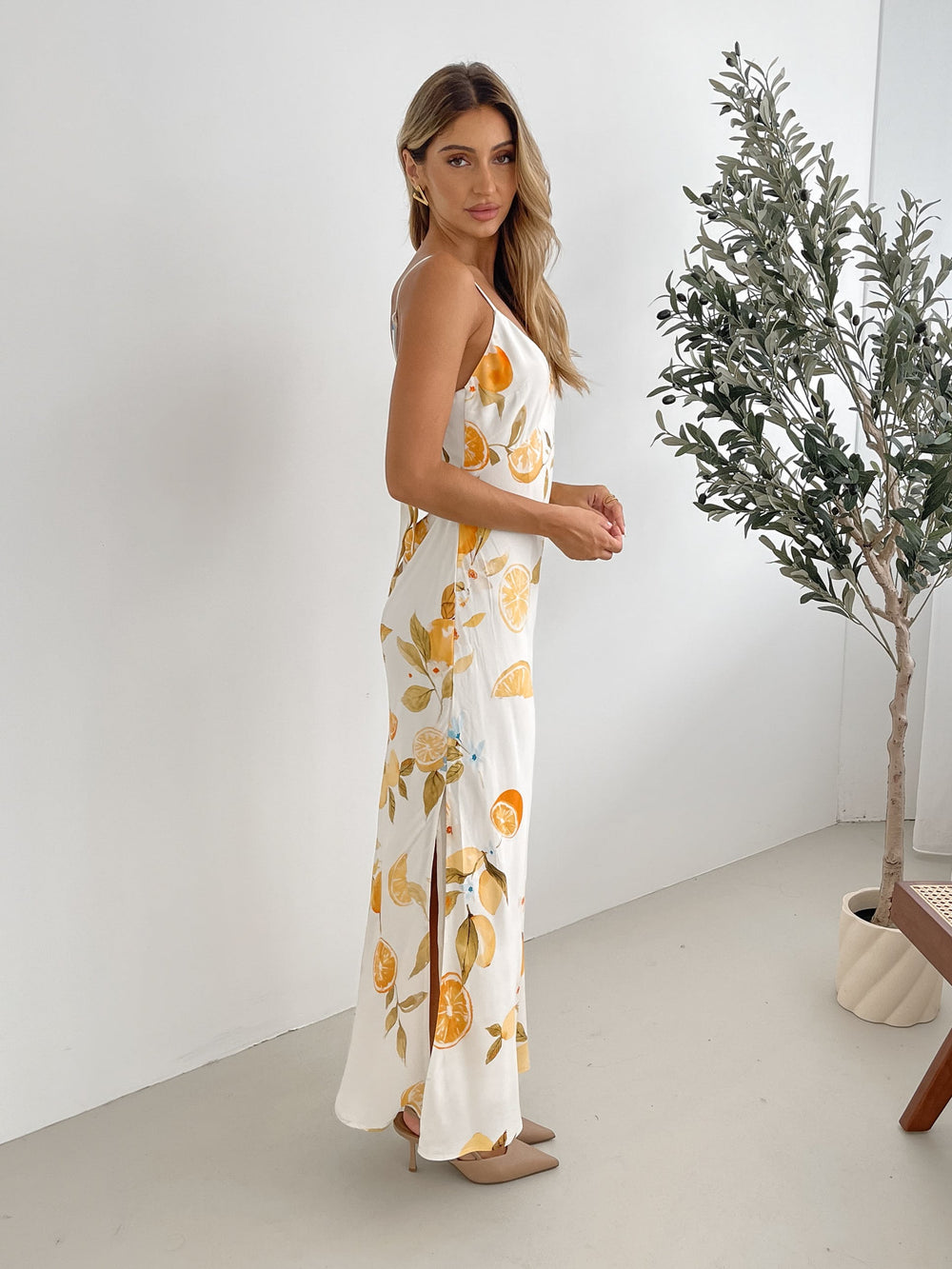 Shaela Jurk | Maxi Jurk | Fit-and-Flare | V-hals | Smalle Bandjes | Gele Print